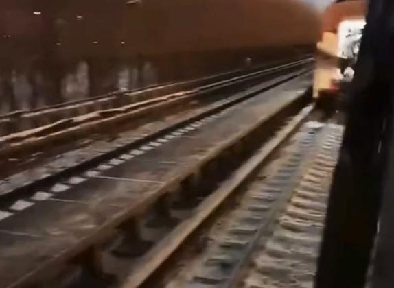 дождливой ночью у метро 
