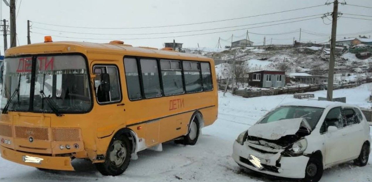 Автобус с 15 школьниками попал в аварию на Курилах