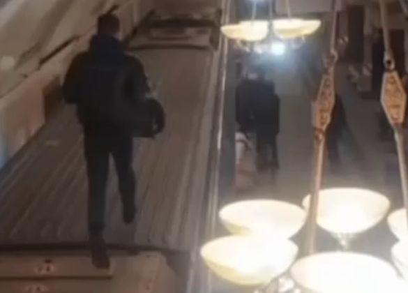 дождливой ночью у метро Блогеры устроили забег по крыше вагонов московского метро
