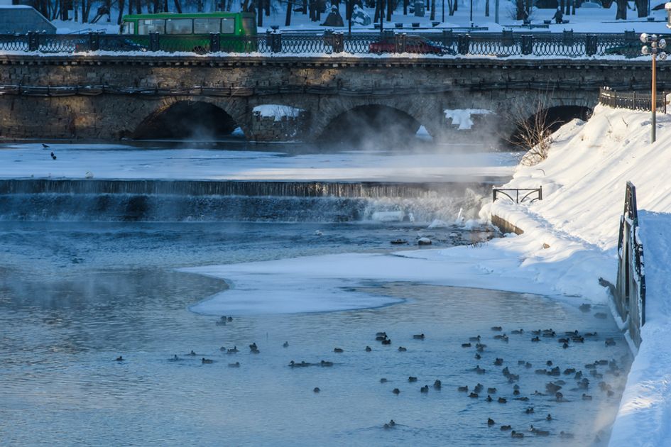 Екатеринбург очистные. Екатеринбург река. Очистка реки Исеть. Исеть река Екатеринбург грязная. Каток Исеть Екатеринбург.