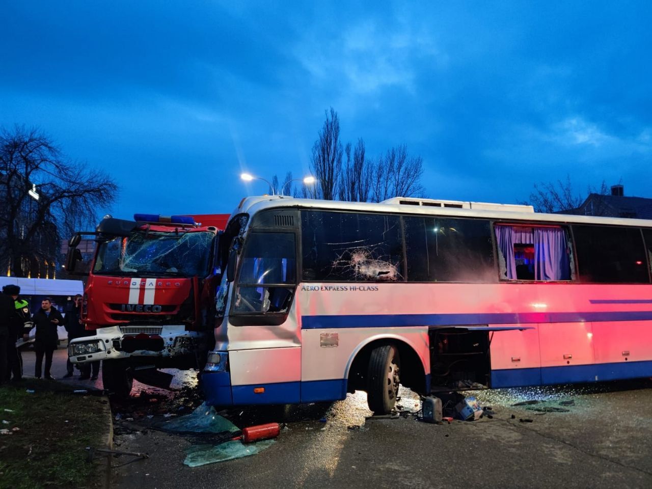 Автобус с 43 школьниками столкнулся с пожарной машиной в Пятигорске