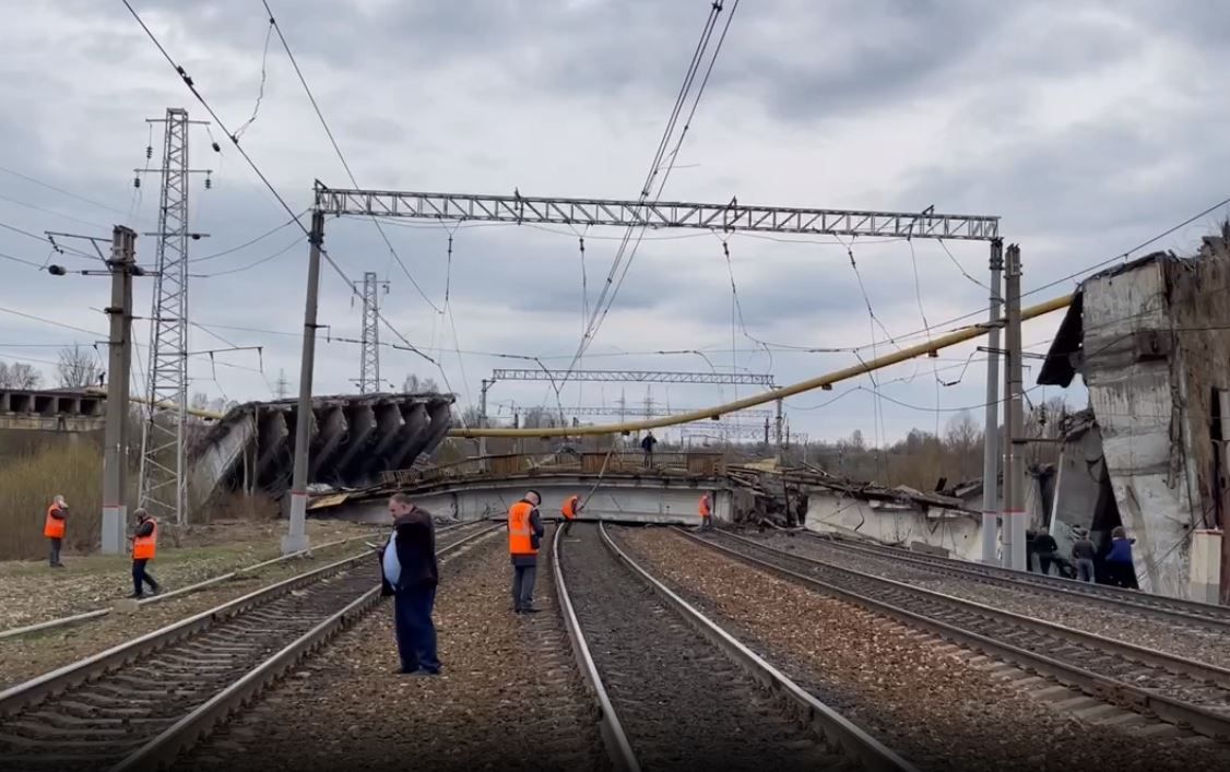 Рухнувший под Смоленском мост перекрыл газопровод и повредил ж/д пути