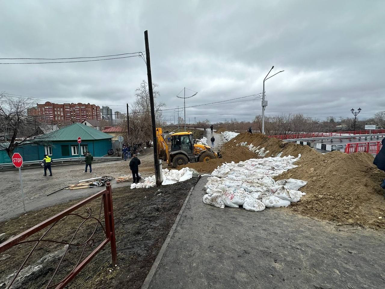 В Кургане для защиты от паводка повышают уровень дамбы