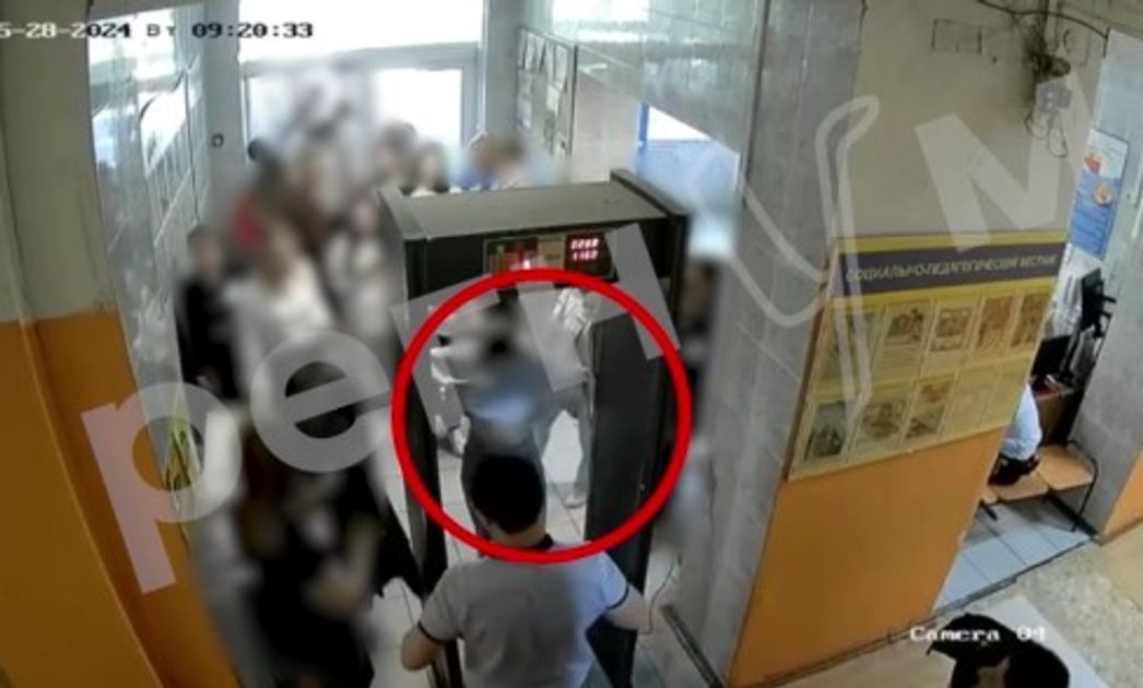 Перед ЕГЭ в воронежской школе сняли двери с женского туалета, а в мужском установили камеры