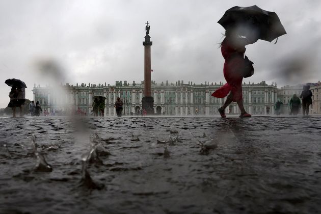 дождливой ночью у метро Вход на станцию метро в Петербурге затопило после сильного дождя
